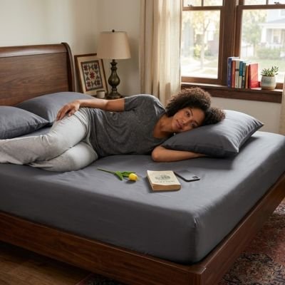 Drap housse gris anthracite jeune femme relaxe paisiblement