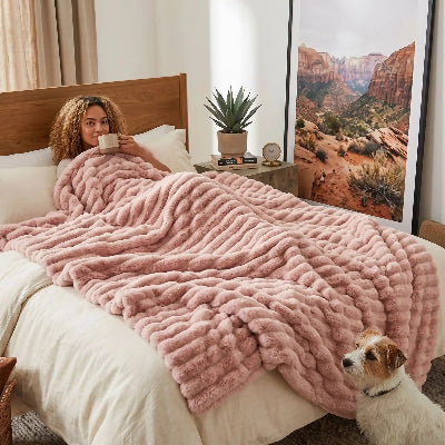 Couverture douce confort rose 150x200cm avec chien au pied du lit