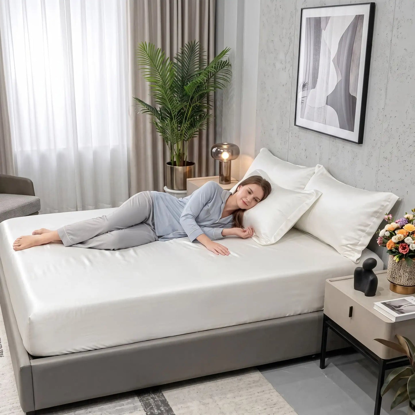 Drap housse confort optimal satin blanc jeune femme étendue sur son lit avec une oreiller sous la tête