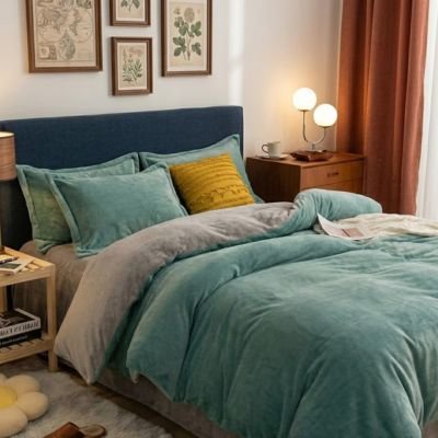 Housse de couette un coussin jaune  agrémente le lit vert