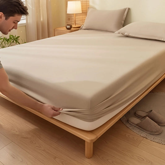Housse de matelas imperméable et respirante beige jeune homme installe son drap housse sur son lit
