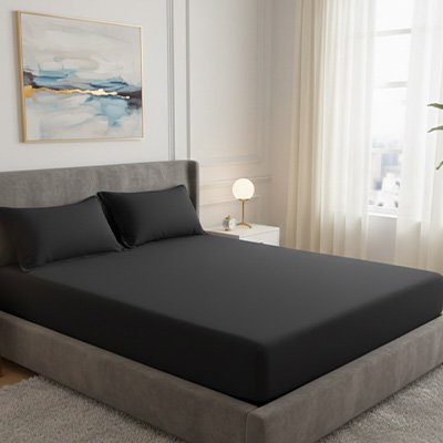 Housse de matelas imperméable et respirante  gris foncé beau lit gris pâle avec un joli cadre au mur 