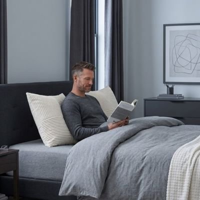 Housses de coussins tendance blanc homme lit dans son lit appuyé sur son  coussin