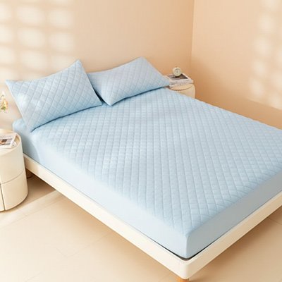 Protège matelas imperméable anti glissement bleu lit bien fait avec deux oreillers du même tissus