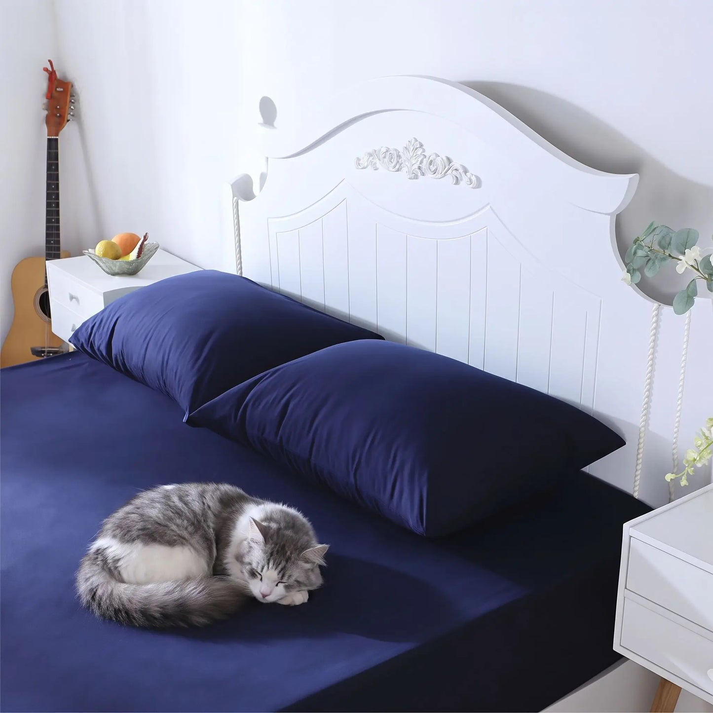 Taie d'oreiller premium confort bleu avec un chat gris et blanc sur le lit
