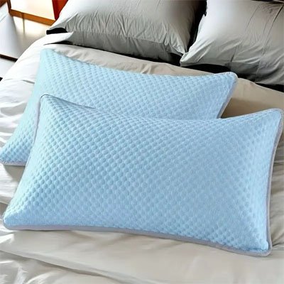 Taie d'oreiller premium texture bleu  avec deux oreillers bleus sur un lit gris