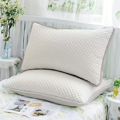 Taie d'oreiller premium texture gris avec deux oreillers la deuxième appuyé contre la tête de lit